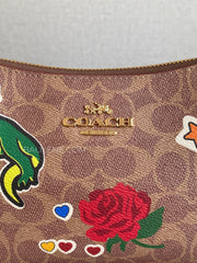detail-depan-Coach-Teri-Shoulder-Bag-In-Signature-Canvas-With-Sticker-Print-Gold-Tan-Multi-balilene