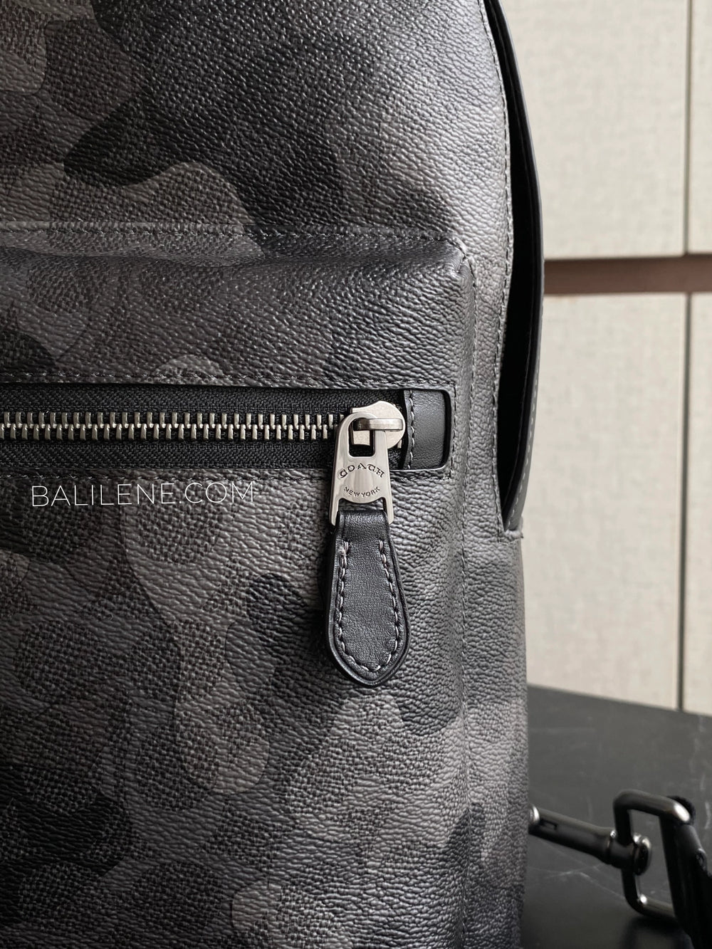 detail-depan-Coach-West-Pack-In-Signature-Camo-Print-Grey-Multi-balilene