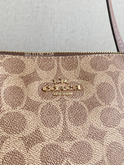 detail-depan-Coach-Zip-Top-Tote-In-Signature-Canvas-Walnut-Black-balilene