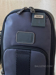 detail-depan-Fife-Slim-Sling-Bag-Seal-Grey-TUMI-balilene