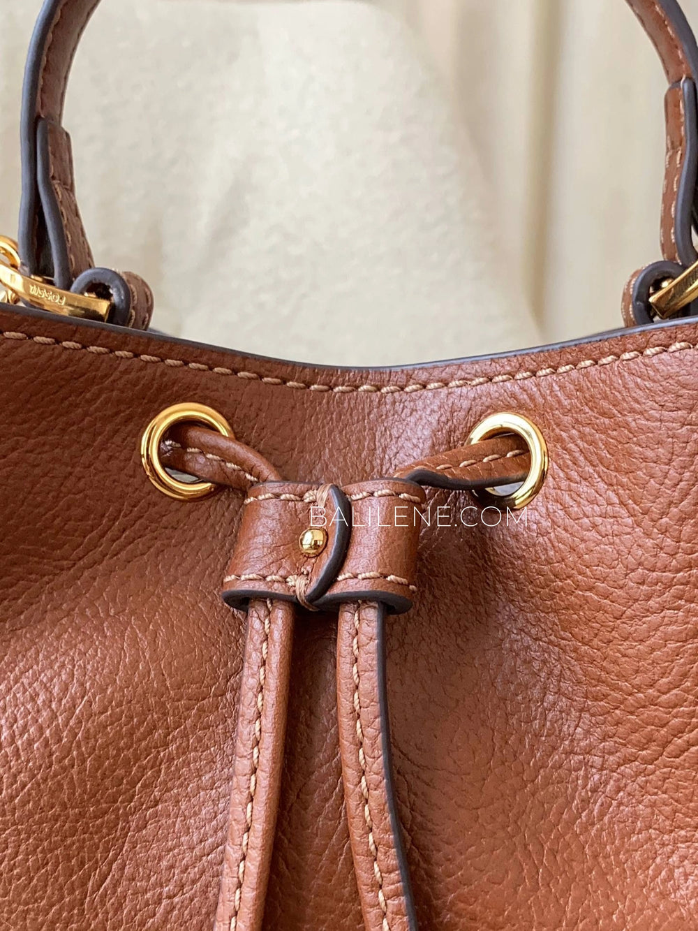 detail-depan-Fossil-Tessa-Small-Bucket-Crossbody-Brown-balilene