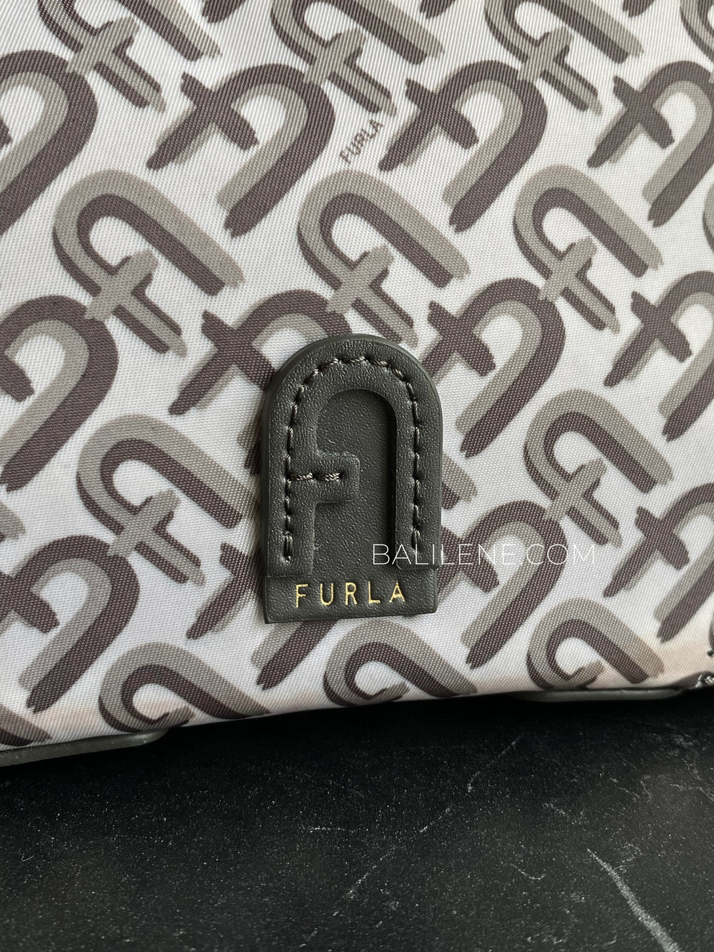 detail-depan-Furla-Atena-Crossbody-Neutral-Multi-balilene