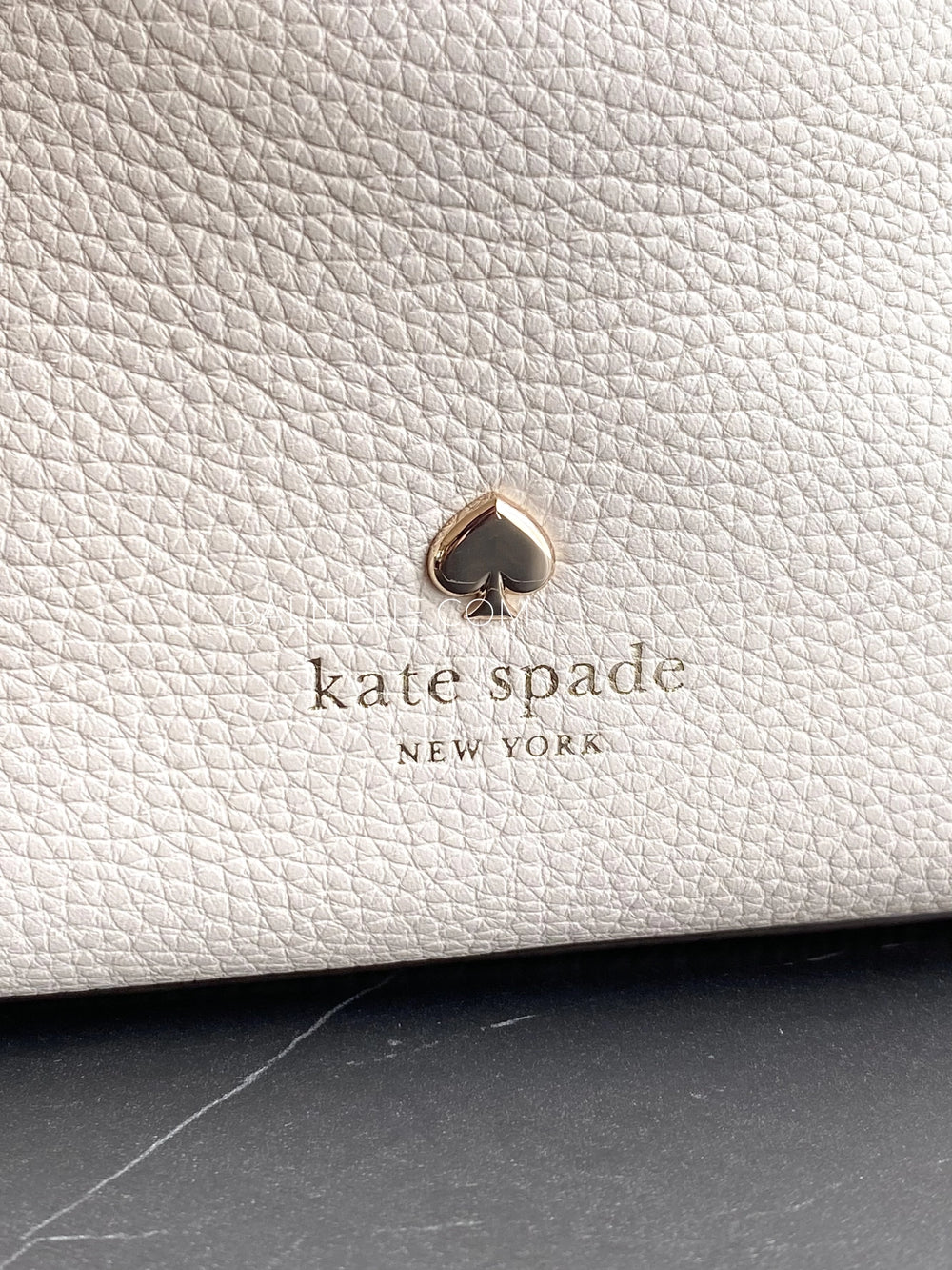 detail-depan-Kate-Spade-Emma-Small-Bucket-Bag-Parchment-balilene