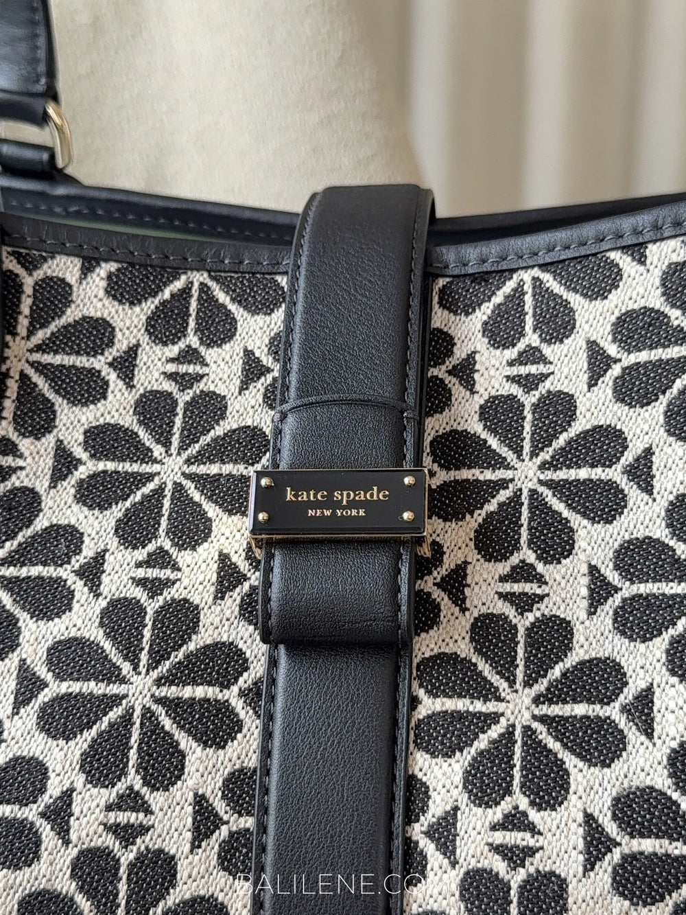 detail-depan-Kate-Spade-Flower-Jacquard-Large-Open-Tote-Sand-Multi-balilene