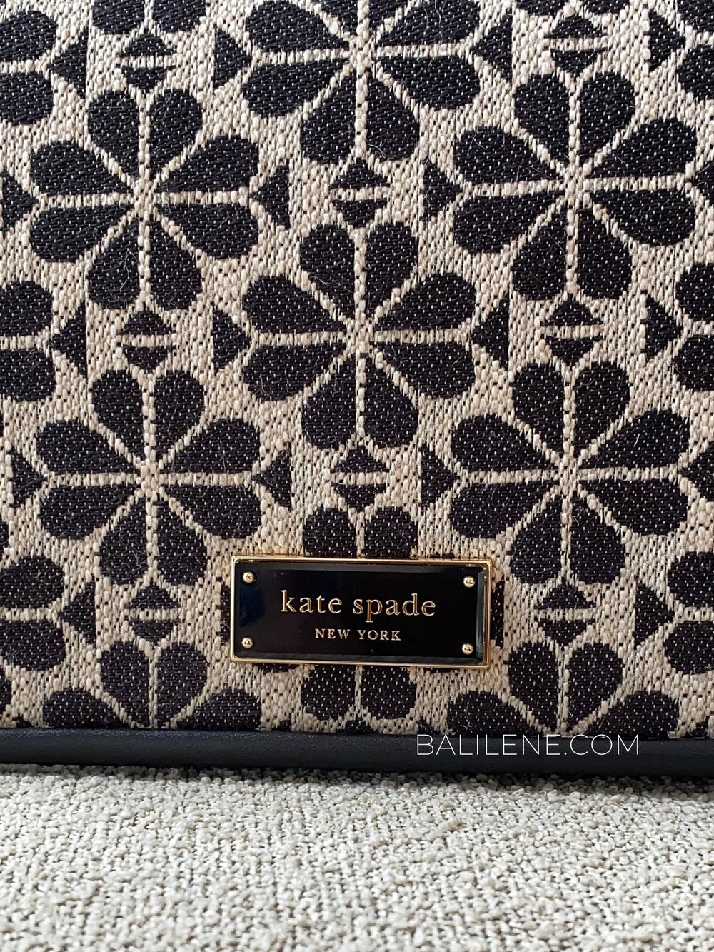 detail-depan-Kate-Spade-Flower-Jacquard-Small-Flap-Crossbody-Sand-Multi-balilene