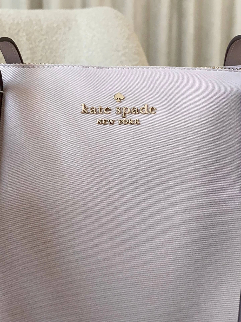 detail-depan-Kate-Spade-Kitt-Medium-Nylon-Tote-Cozy-Grey-balilene