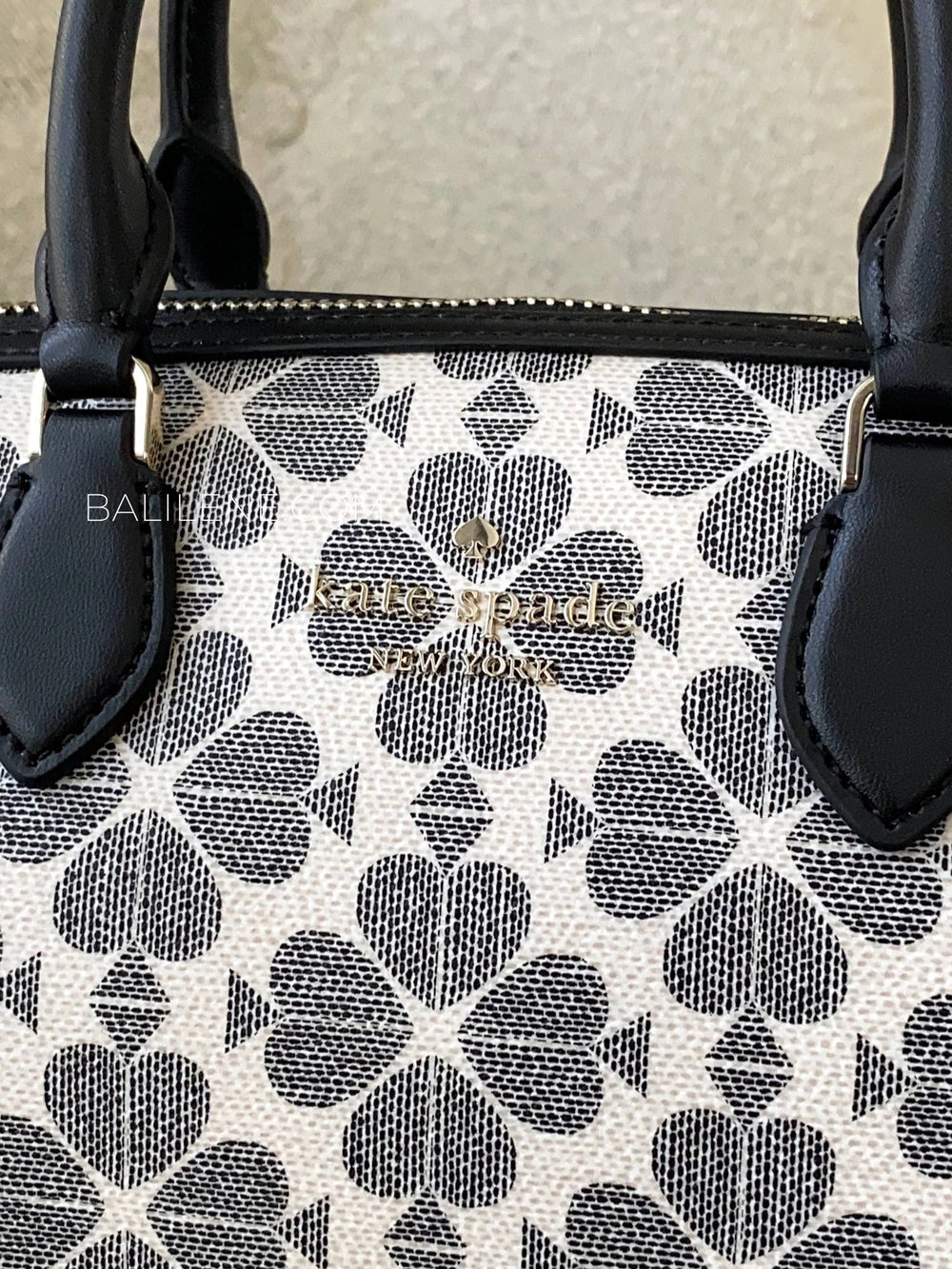 detail-depan-Kate-Spade-Signature-Spade-Flower-Duffle-Crossbody-Bag-Black-Multi-balilene