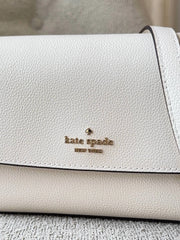 detail-depan-Kate-Spade-Sutton-Mini-Flap-Crossbody-Bag-Cashew-Milk-balilene