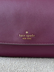 detail-depan-Kate-Spade-Sutton-Mini-Flap-Crossbody-Bag-Deep-Cherry-balilene