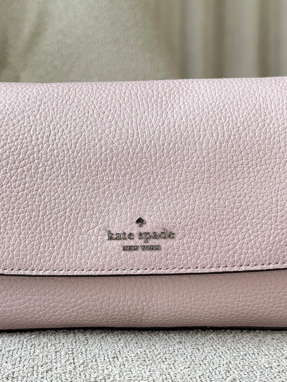 detail-depan-Kate-Spade-Sutton-Mini-Flap-Crossbody-Bag-Rose-Smoke-balilene