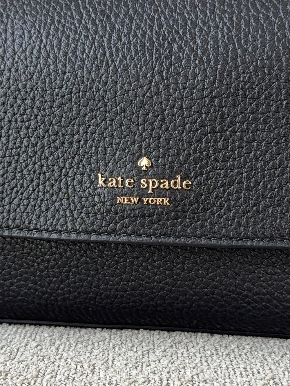 detail-depan-Kate-Spade-Sutton-Mini-Flap-Crossbody-Black-balilene