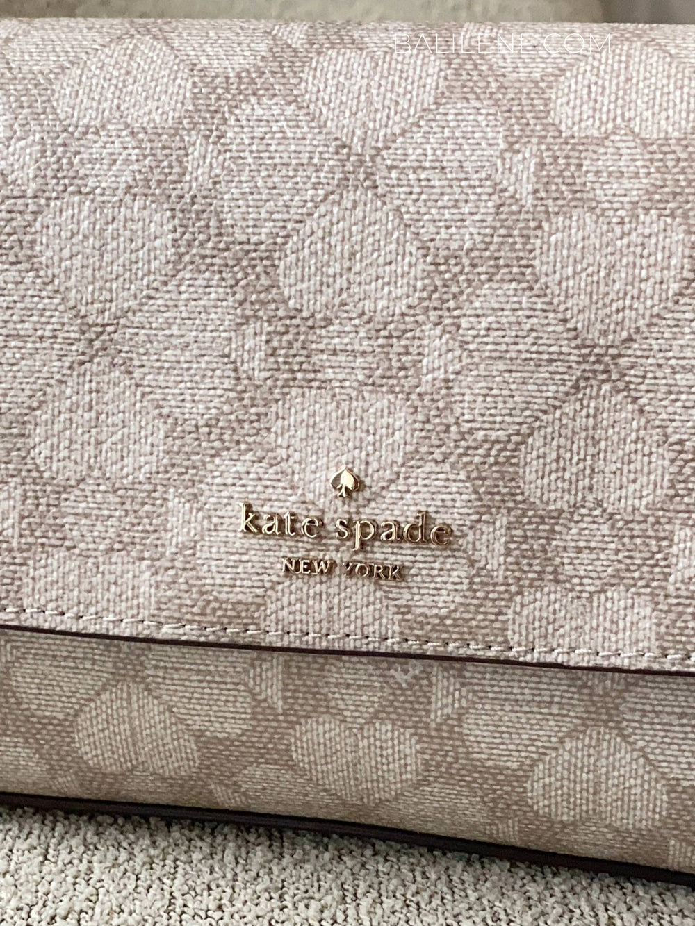 detail-depan-Kate-Spade-Sutton-Spade-Flower-Mini-Flap-Crossbody-Dark-Beige-Moon-Dust-balilene