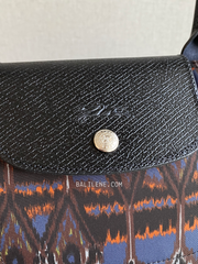 detail-depan-Longchamp-L1899649006-Le-Pliage-Large-Ikat-Nylon-Tote-Navy-balilene