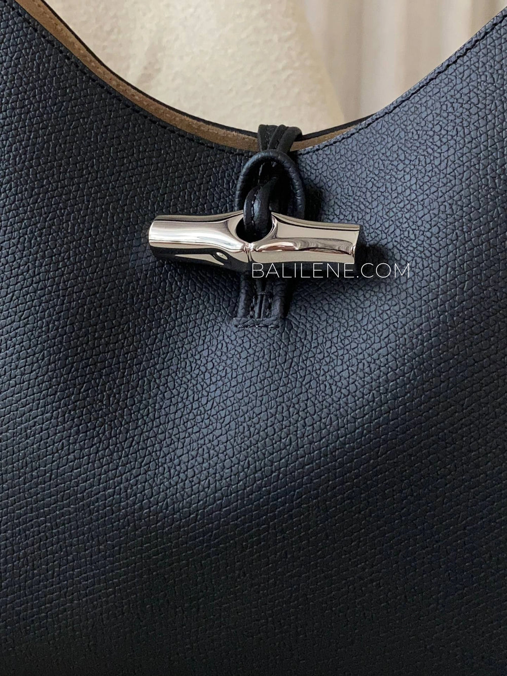 detail-depan-Longchamp-Le-Roseau-M-Hobo-Bag-Leather-Black-balilene