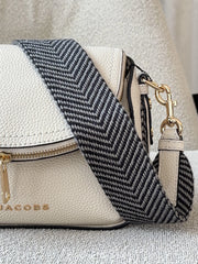 detail-depan-Marc-Jacobs-The-Groove-Mini-Messenger-Bag-Marshmallow-balilene