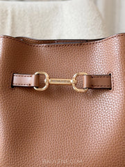 detail-depan-Michael-Kors-Carson-Medium-Pebbled-Leather-Convertible-Bucket-Crossbody-Bag-Luggage-balilene