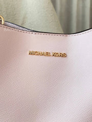 detail-depan-Michael-Kors-Pratt-Medium-Bucket-Shoulder-Bag-Powder-Blush-balilene