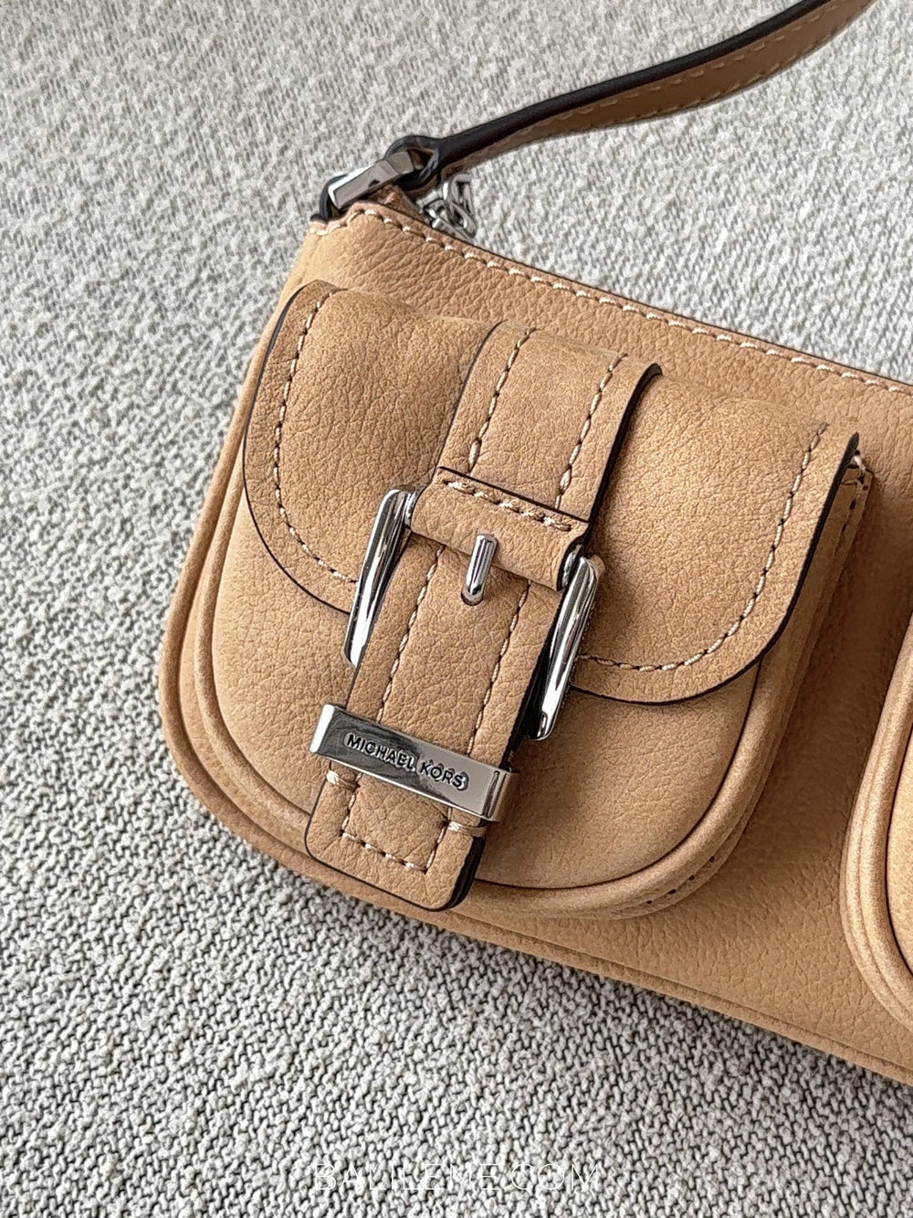 detail-depan-Michael-Kors-Zoe-Small-Nubuck-Convertible-Pochette-Peanut-balilene