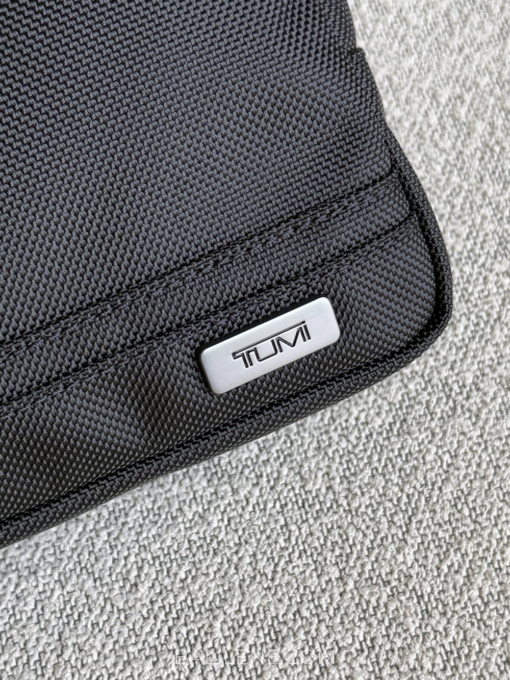 detail-depan-TM-Medium-Kit-Silver-Hardware-Pouch-Black-balilene