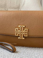 detail-depan-Tory-Burch-Britten-Leather-Chain-Wallet-With-Wristlet-Crossbody-Tiramisu-balilene