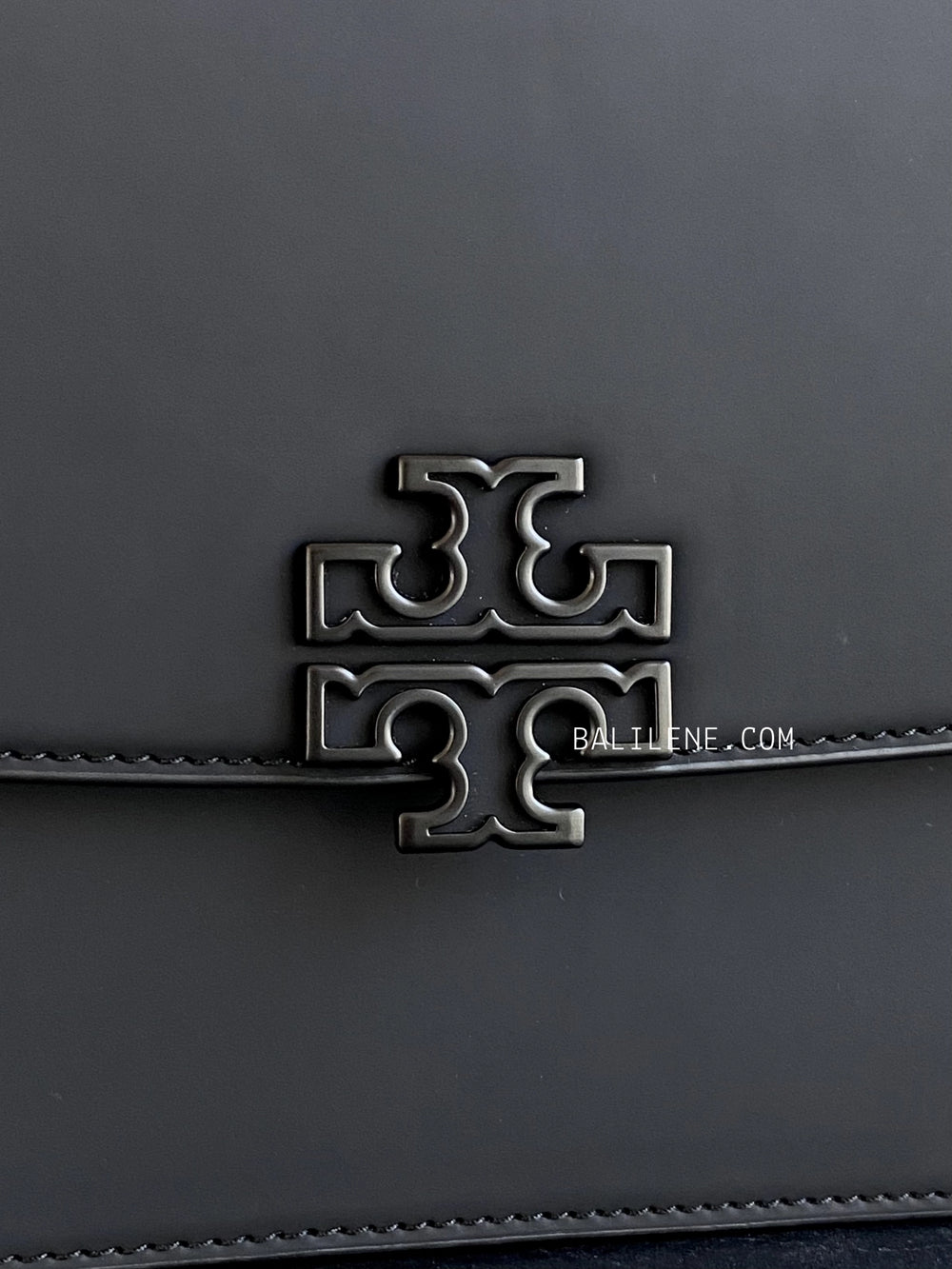 detail-depan-Tory-Burch-Britten-Matte-Small-Adjustable-Shoulder-Bag-Black-balilene