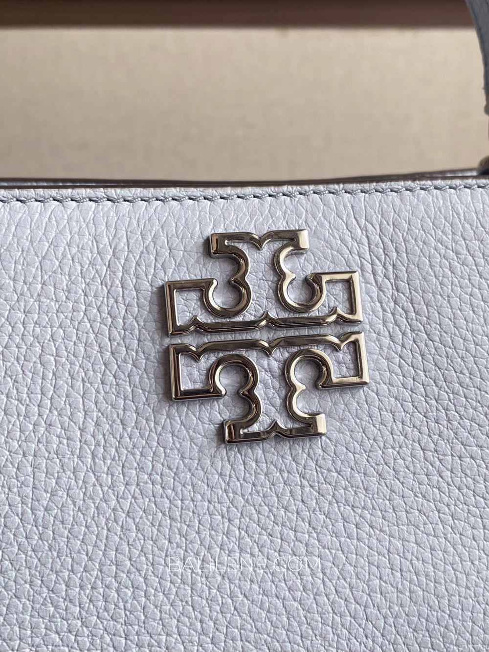 detail-depan-Tory-Burch-Britten-Micro-Satchel-Bag-Blue-Mist-balilene