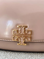 detail-depan-Tory-Burch-Britten-Patent-Convertible-Crossbody-Bag-Devon-Sand-balilene