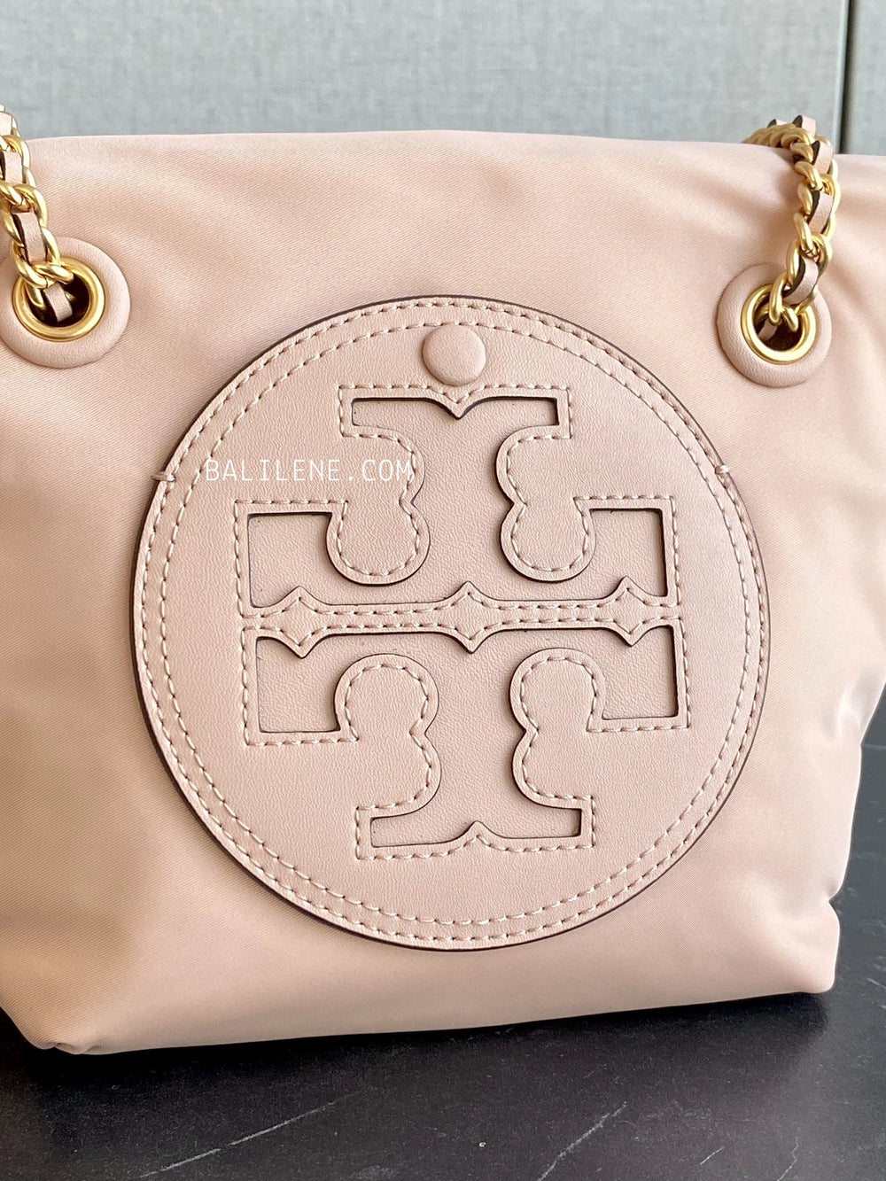 detail-depan-Tory-Burch-Ella-Small-Chain-Crossbody-Bag-Pink-Sand-balilene