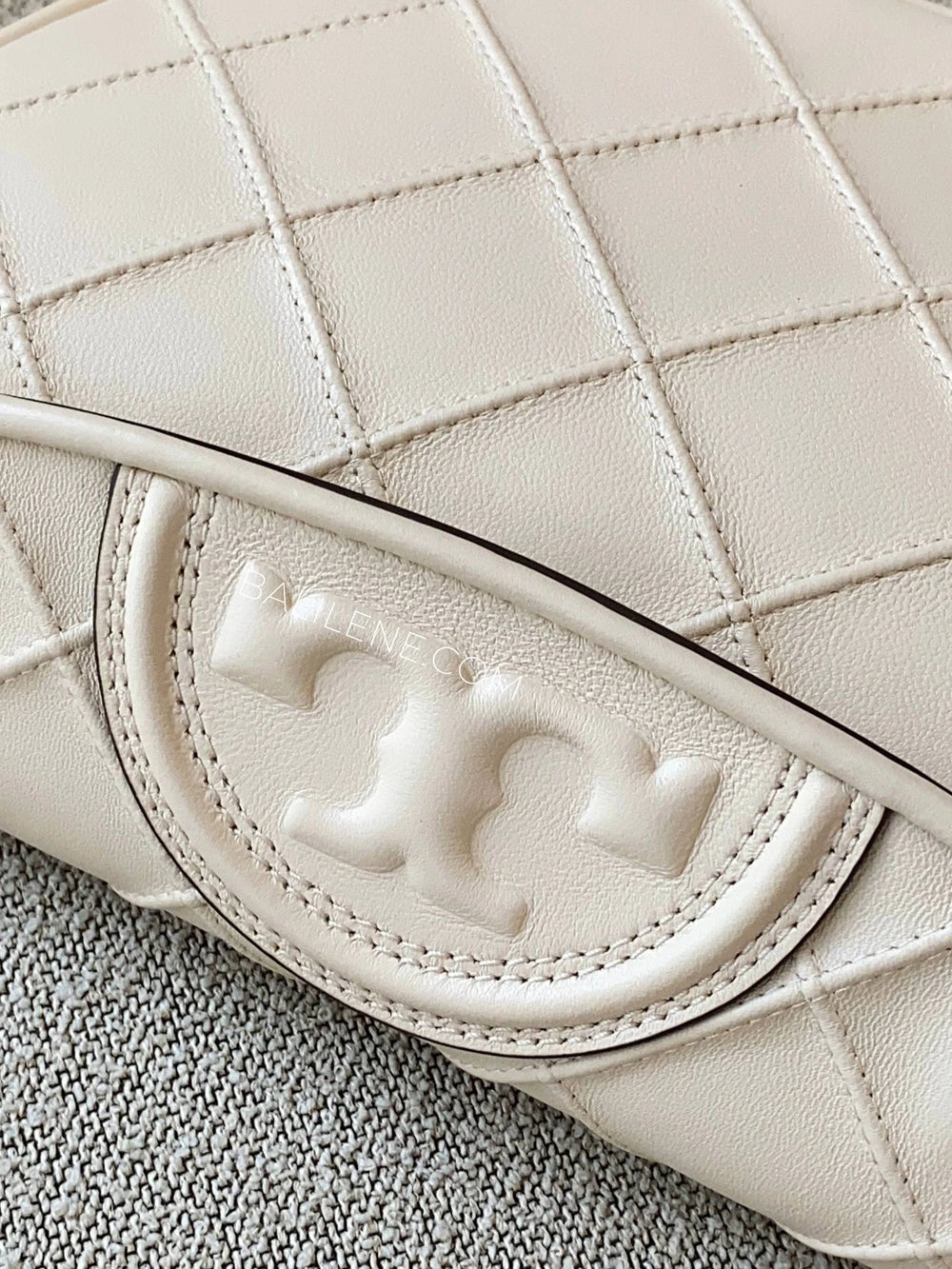 detail-depan-Tory-Burch-Fleming-Soft-Grain-Mini-Crescent-Bag-New-Cream-balilene