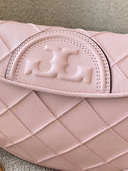 detail-depan-Tory-Burch-Fleming-Soft-Mini-Crescent-Bag-Blush-balilene