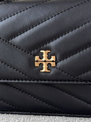 detail-depan-Tory-Burch-Kira-Chevron-Mini-Top-Handle-Chain-Wallet-Black-balilene
