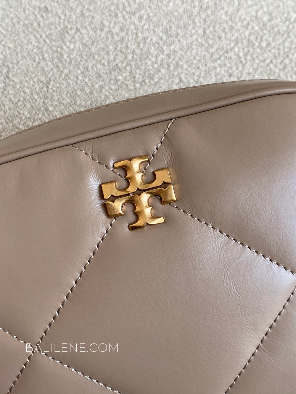 detail-depan-Tory-Burch-Kira-Diamond-Quilt-Camera-Bag-Taupe-Oak-balilene