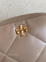 detail-depan-Tory-Burch-Kira-Diamond-Quilt-Camera-Bag-Taupe-Oak-balilene