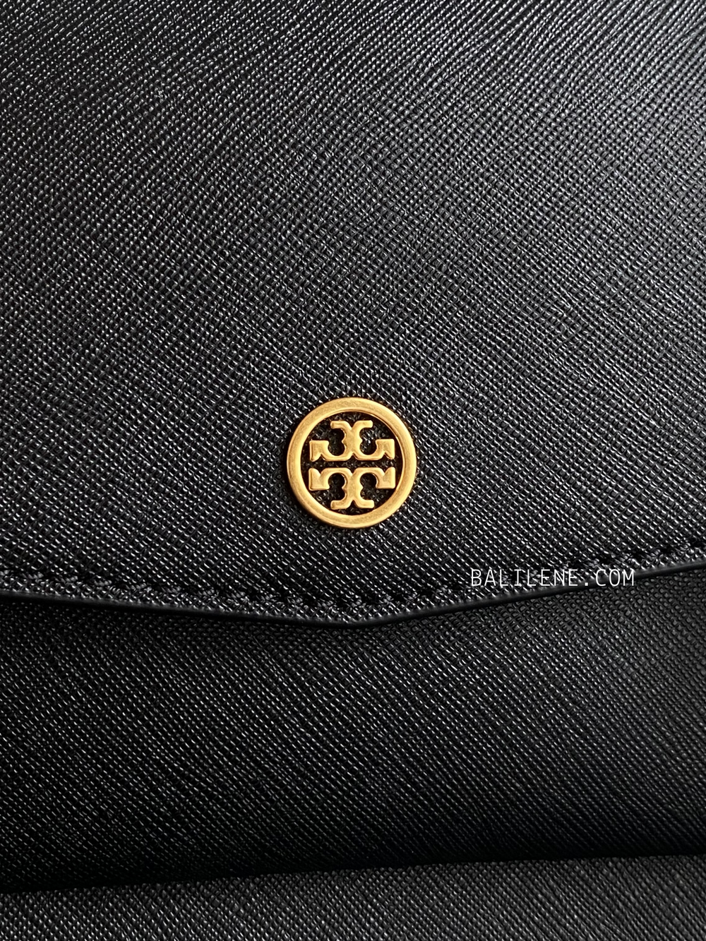 detail-depan-Tory-Burch-Robinson-Black-Saffiano-Leather-With-Gold-Hardware-Black-balilene