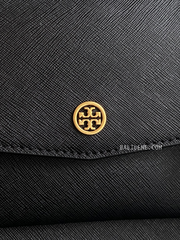 detail-depan-Tory-Burch-Robinson-Black-Saffiano-Leather-With-Gold-Hardware-Black-balilene