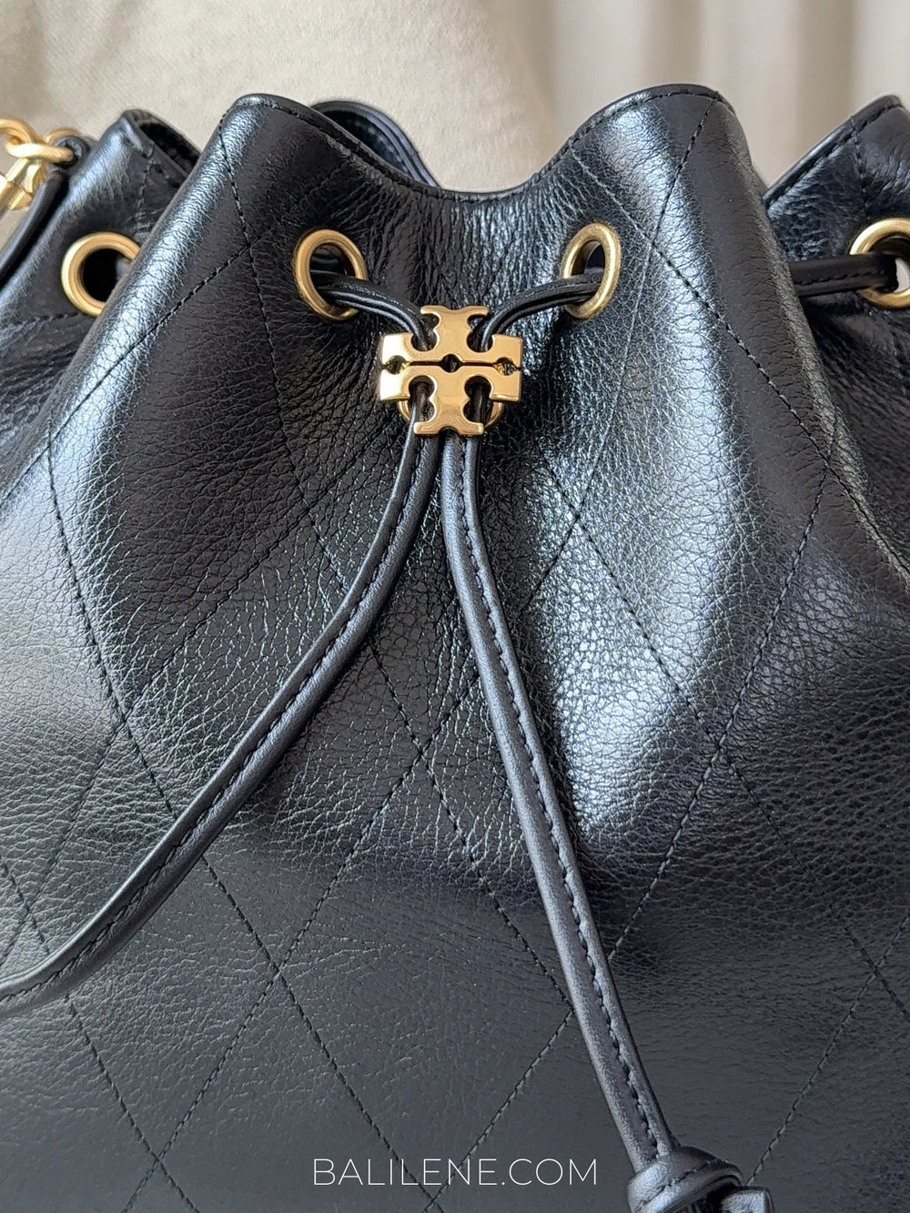 detail-depan-Tory-Burch-Small-Charlie-Quilted-Drawstring-Shoulder-Bag-Black-balilene