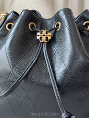 detail-depan-Tory-Burch-Small-Charlie-Quilted-Drawstring-Shoulder-Bag-Black-balilene