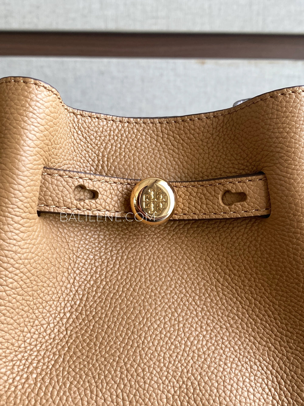 detail-depan-Tory-Burch-Small-Romy-Crossbody-Bag-Tiramisu-balilene