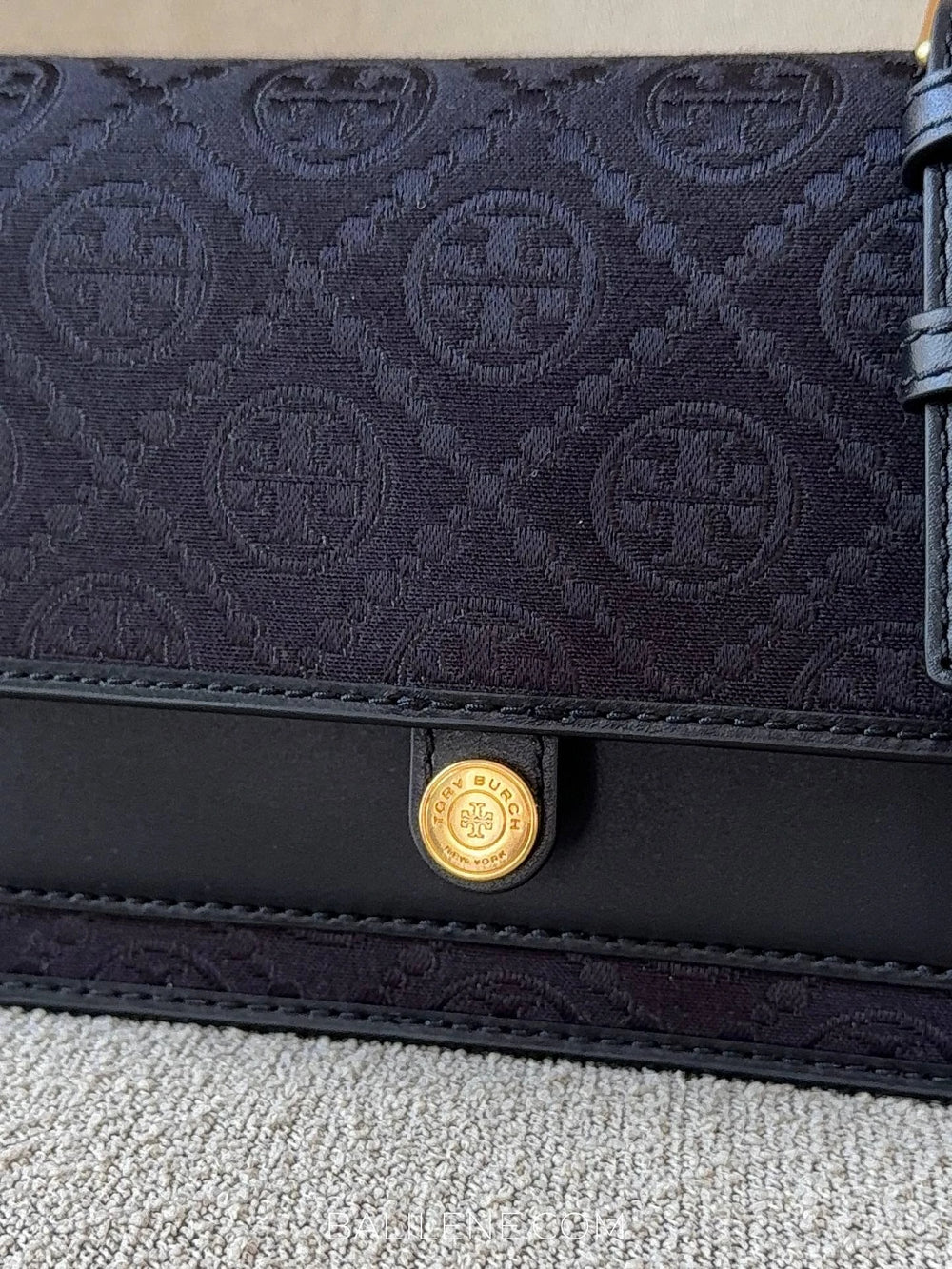 detail-depan-Tory-Burch-T-Monogram-Chain-Wallet-Black-balilene