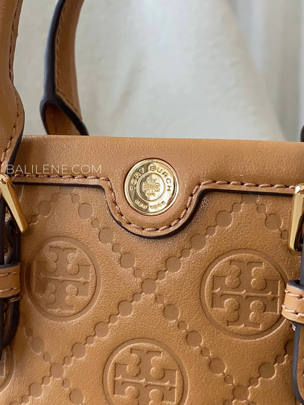 detail-depan-Tory-Burch-T-Monogram-Leather-Mini-Tan-balilene