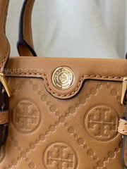 detail-depan-Tory-Burch-T-Monogram-Leather-Mini-Tan-balilene