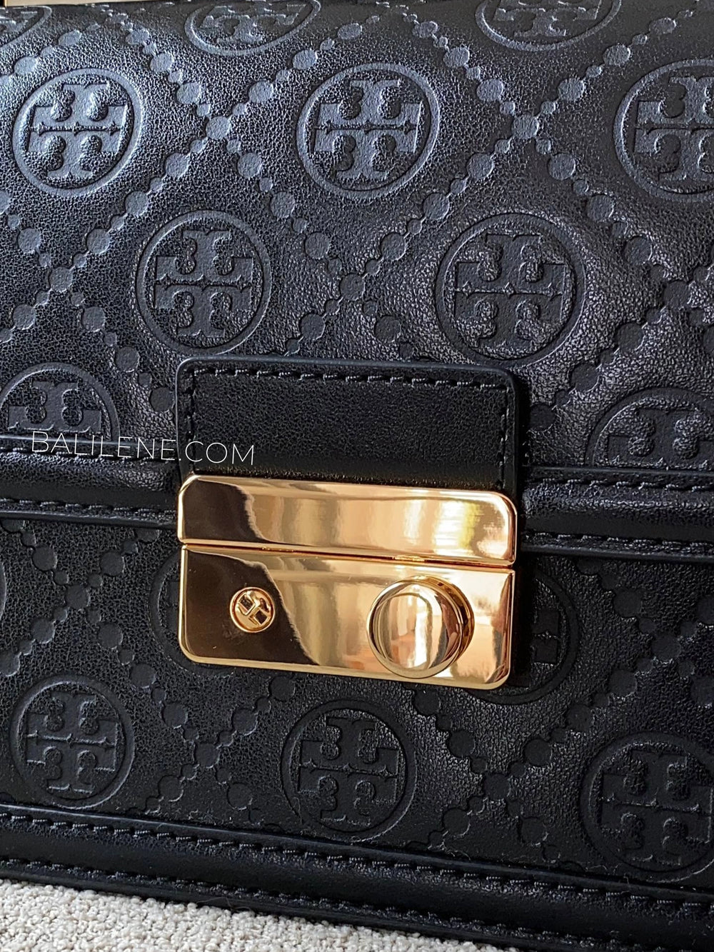 detail-depan-Tory-Burch-T-Monogram-Leather-Shoulder-Bag-Black-balilene