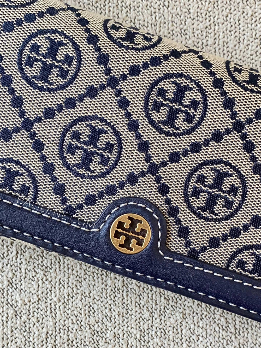 detail-depan-Tory-Burch-T-Monogram-Wallet-Crossbody-Tory-Navy-balilene