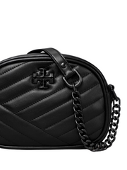 detail-depan-Tory-burch-kira-chevron-camera-bag-powder-black