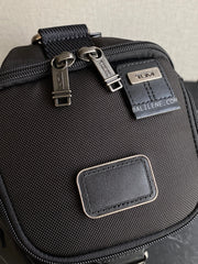 detail-depan-Tumi-Wooland-Sling-Black-balilene