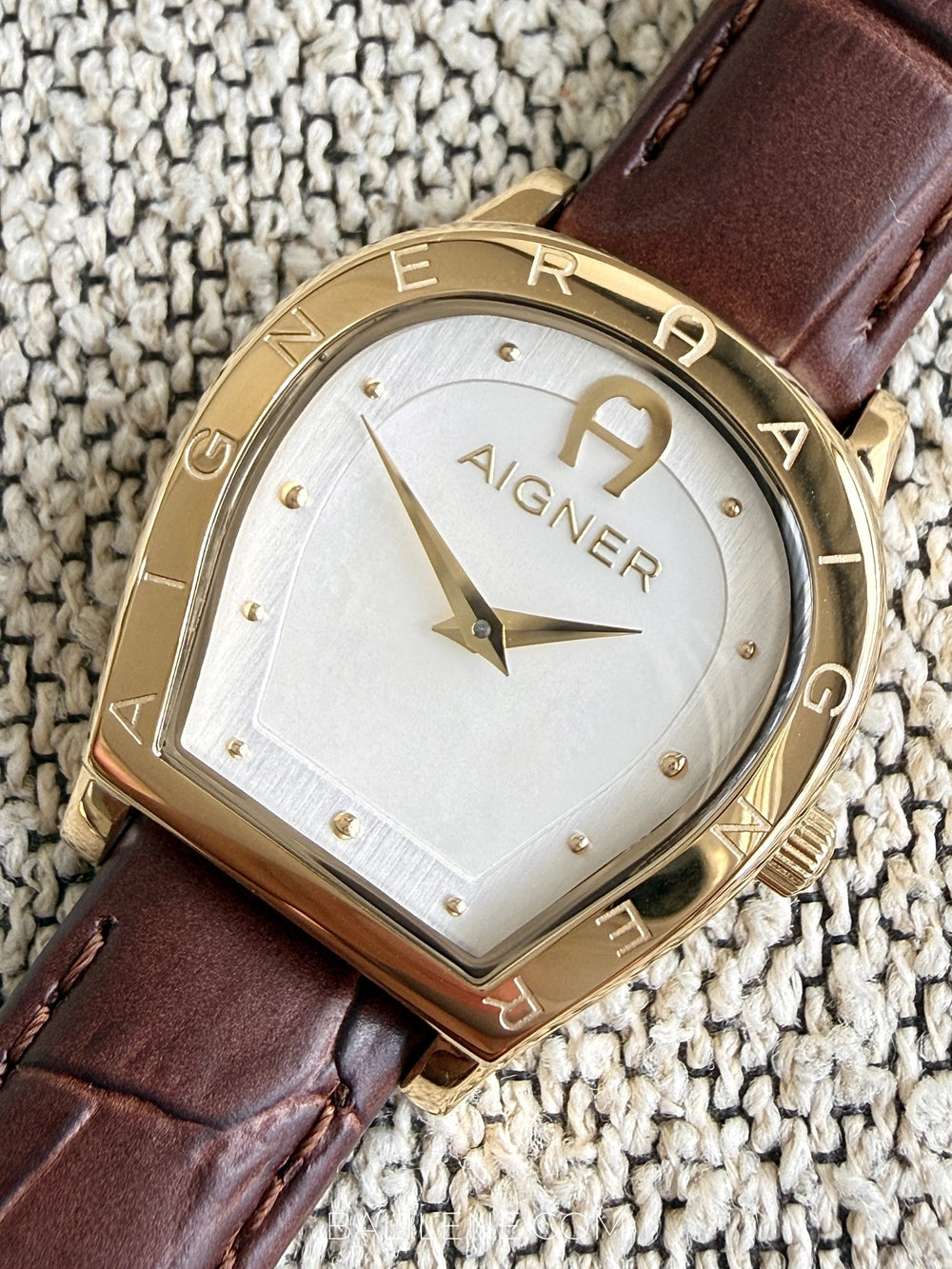 detail-dial-Aigner-Campania-Set-White-Gold-Silver-Stailess-Steel-Dark-Brown-Leather-Womens-Watch-balilene