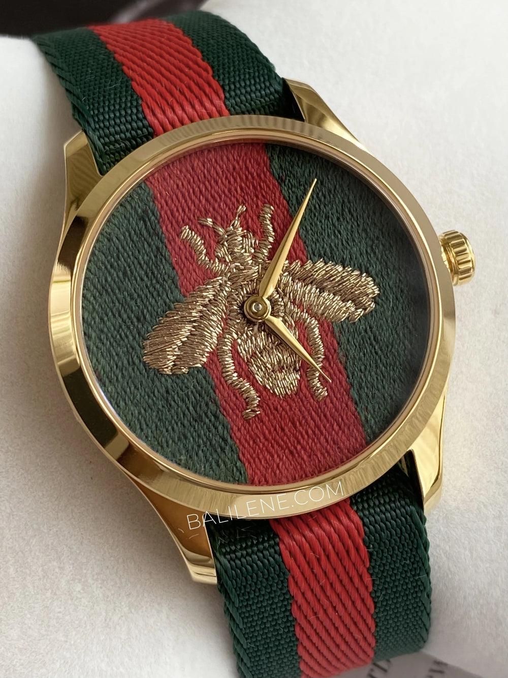 detail-dial-Gucci-G-Timeless-Bee-Red-Green-Dial-Two-Tone-Nylon-Strap-Watch-balilene