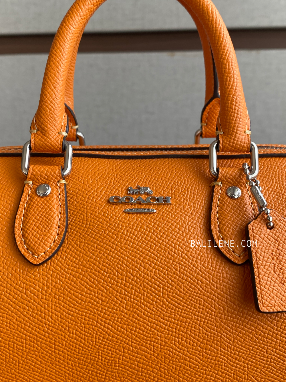 detail-gambar-Coach-Rowan-Mini-Bright-Mandarin-balilene