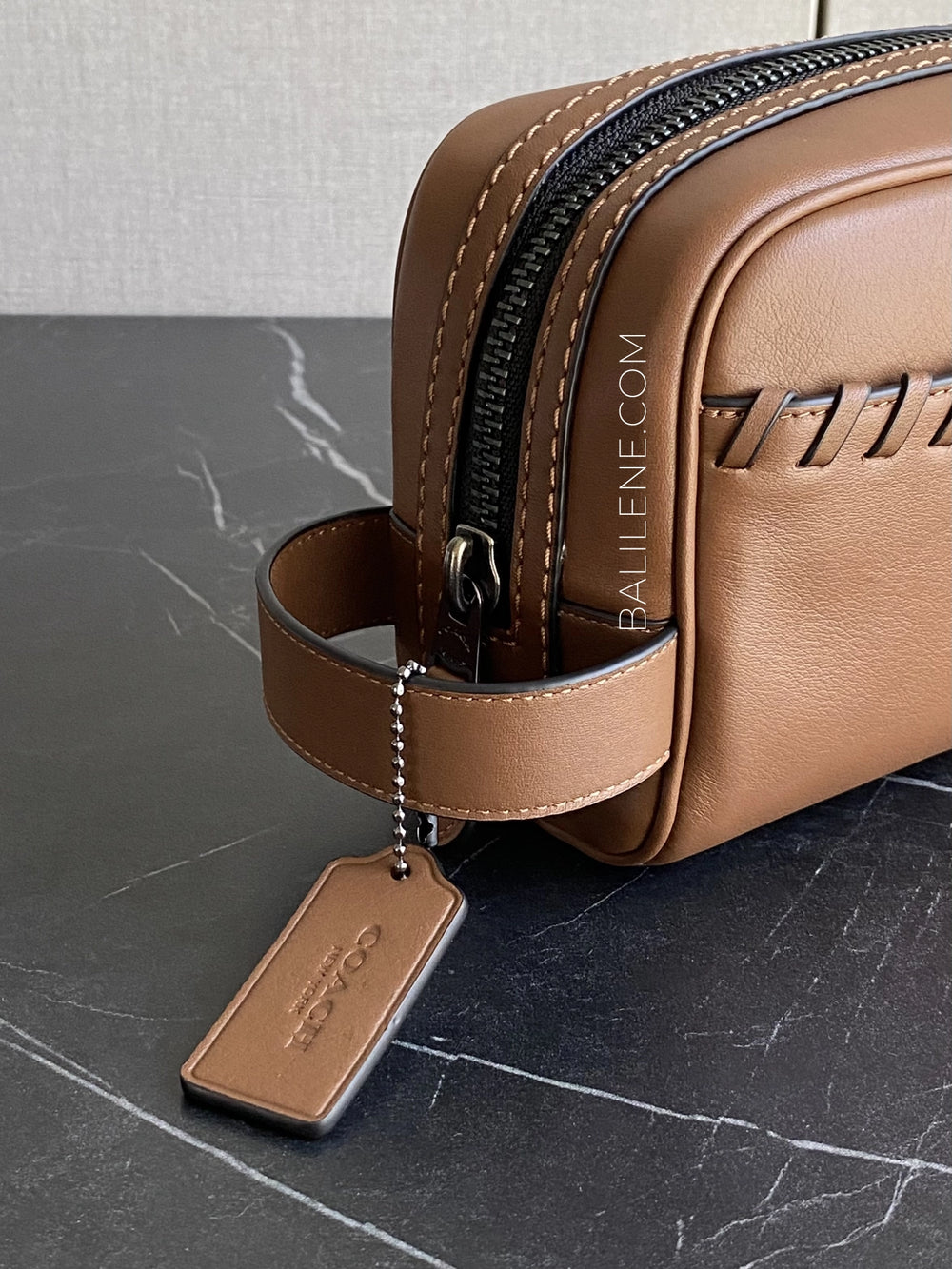 detail-handle-Coach-Small-Travel-Kit-With-Whipstitch-Saddle-balilene