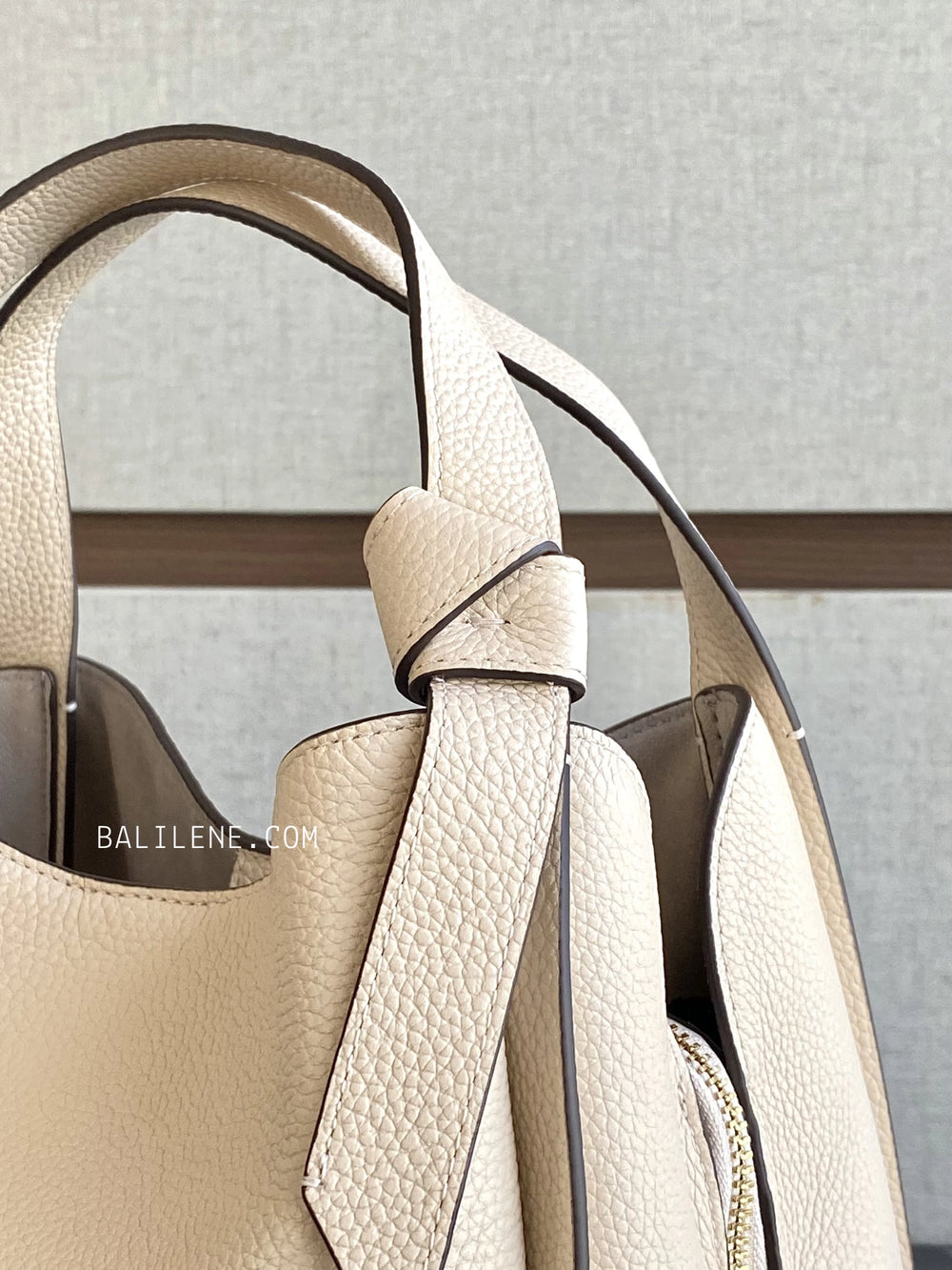 detail-handle-Kate-Spade-Knott-Medium-Crossbody-Tote-Bag-Milk-Glass-balilene